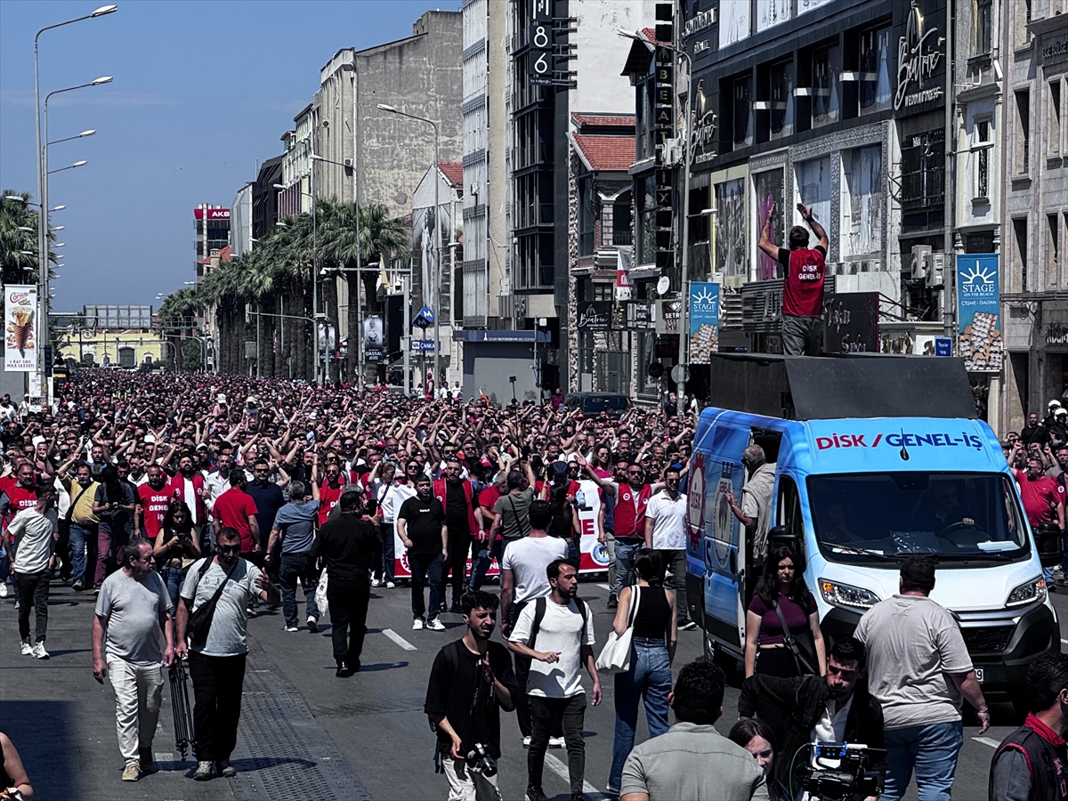 Greve çıkan İzmir Büyükşehir Belediyesi işçileri yürüyüş yaptı