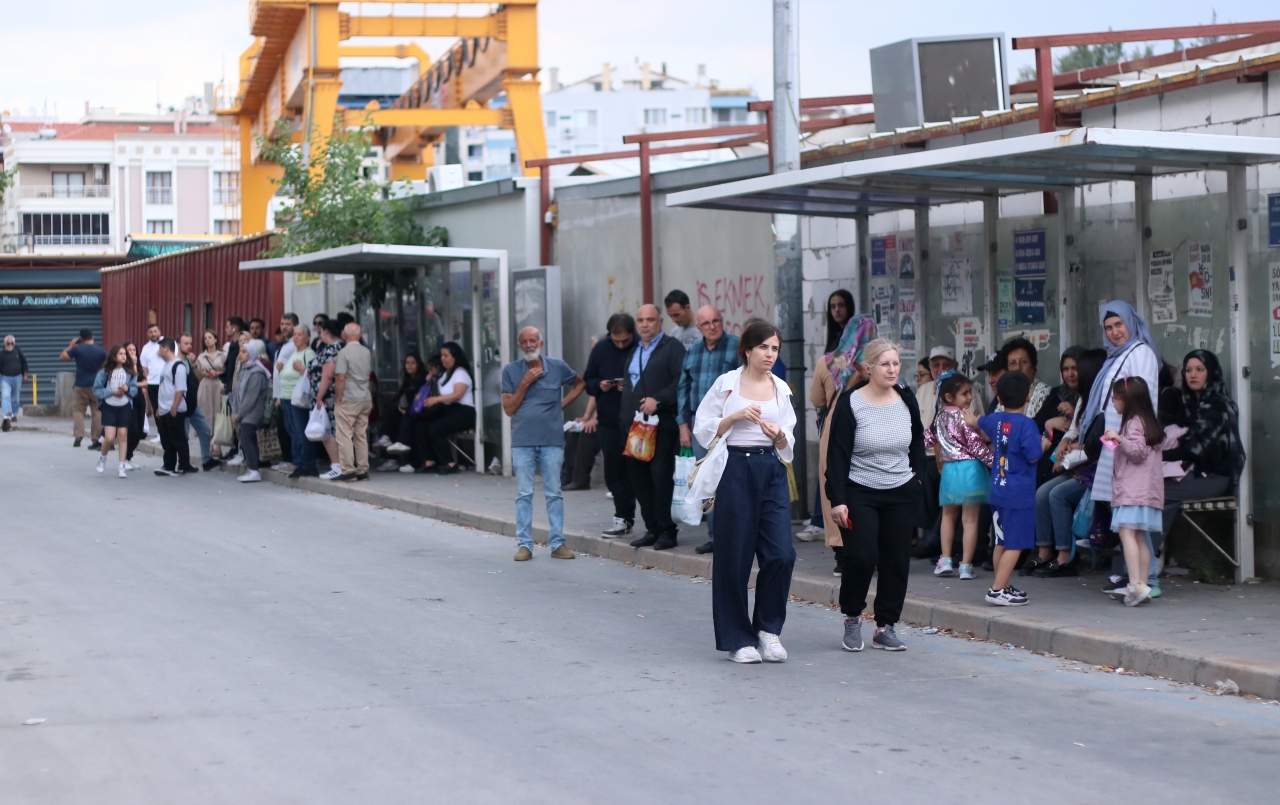 İzmir'de işçilerin grevi nedeniyle toplu taşımada yoğunluk oluştu