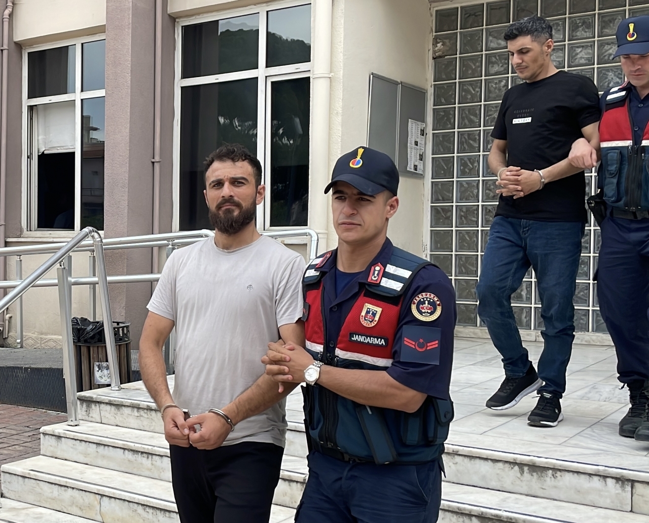 Aydın'da otomobile tabancayla ateş eden 4 şüpheli tutuklandı
