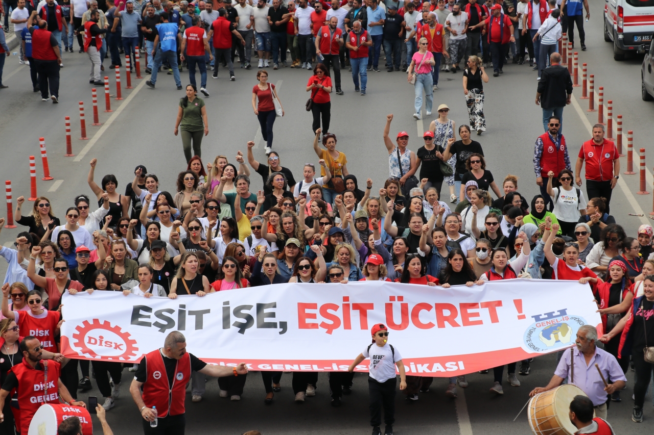 Greve çıkan İzmir Büyükşehir Belediyesi işçileri yürüyüş yaptı