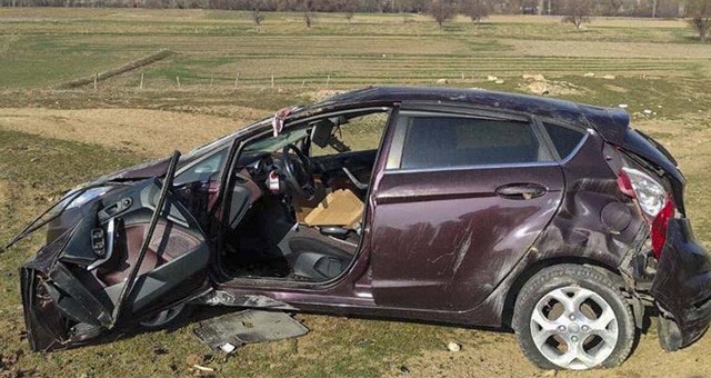 UŞAK'TA TARLAYA DEVRİLEN OTOMOBİLİN SÜRÜCÜSÜ YARALANDI
