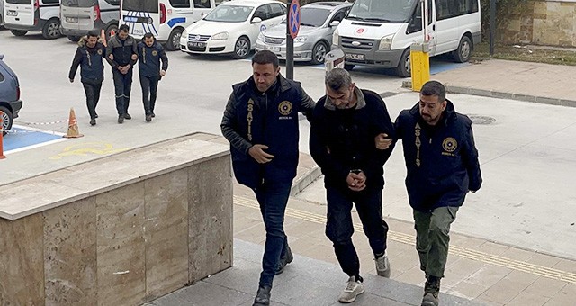UŞAK'TA DOĞAL GAZ KUTULARINDAN BAKIR PARÇA ÇALAN 2 ŞÜPHELİ TUTUKLANDI