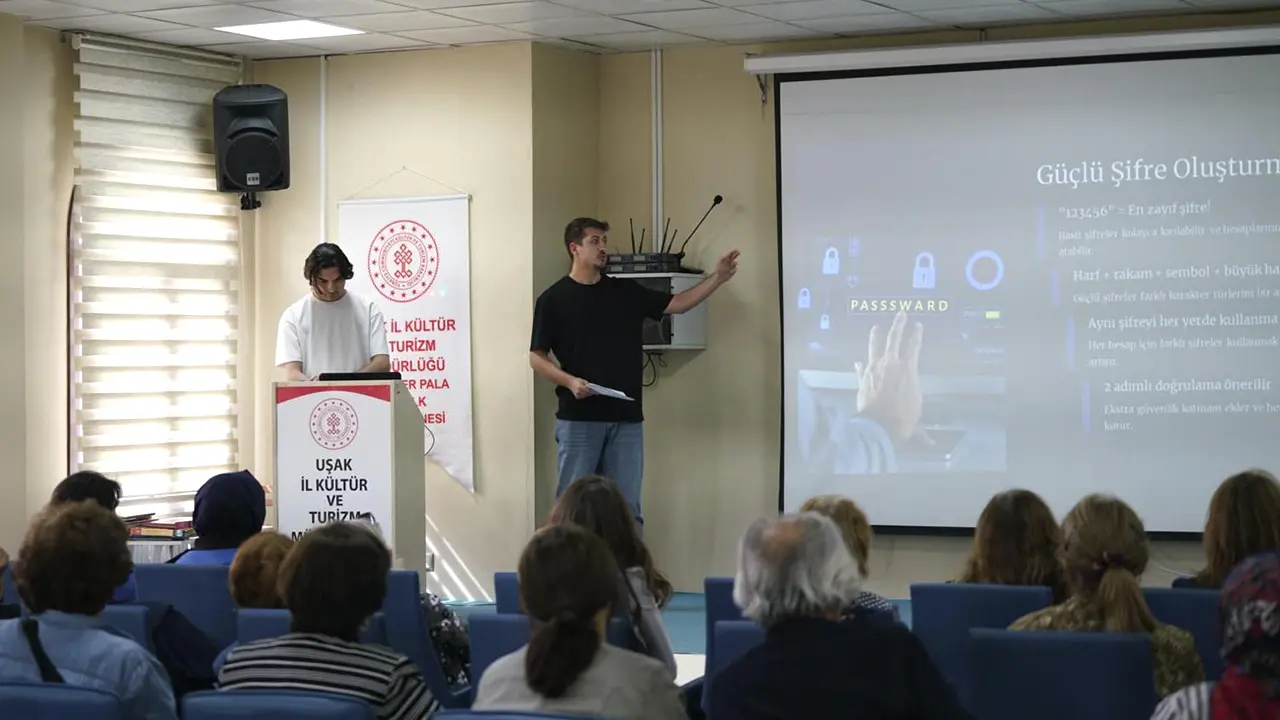 Uşaklı Vatandaşlara “Dijital Güvenlik” Semineri