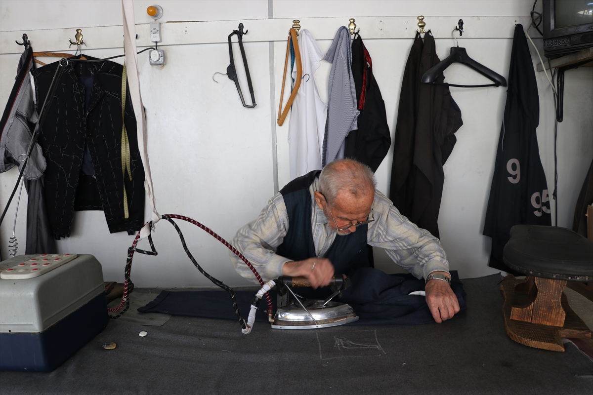 Çocukken başladığı terzilikte iğne ipliği 80 yıldır elinden düşürmüyor