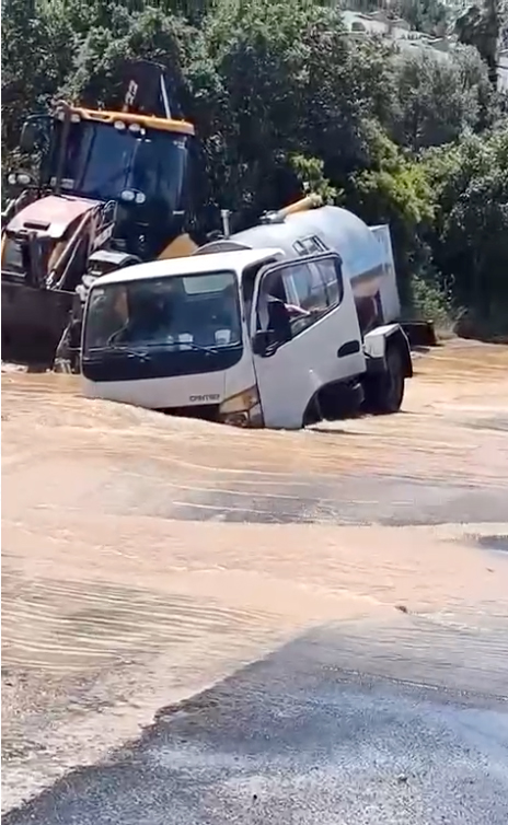 Bodrum'da tanker, patlayan içme suyu hattı nedeniyle oluşan çukura düştü