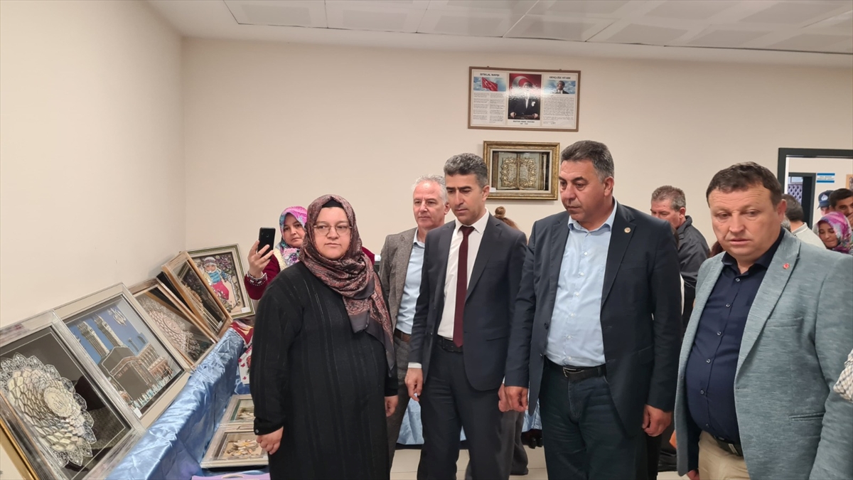 Çay'da yıl sonu sergisi açıldı