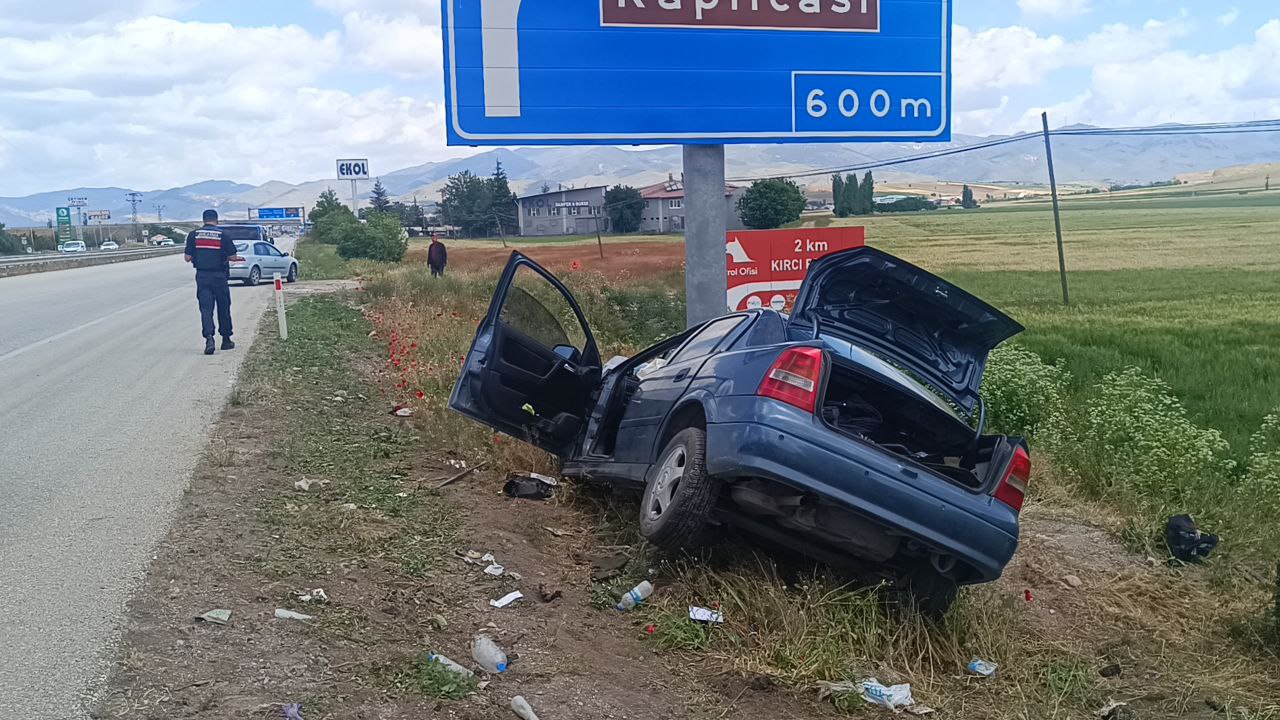 Afyonkarahisar'da yön tabelasına çarpan otomobildeki bir kişi öldü