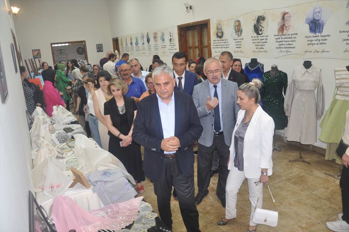 Ödemiş'te halk eğitimi merkezi kursiyerlerinin ürünleri sergilendi