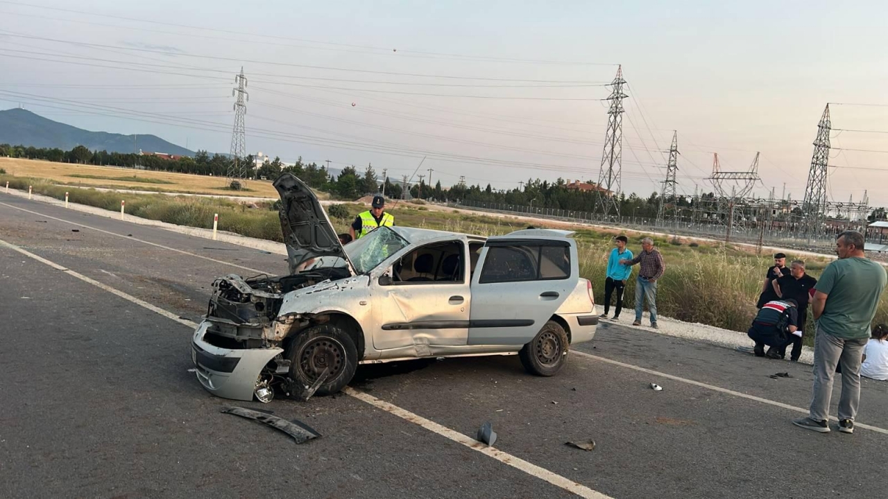 Uşak'ta Araç Refüje Çarpıp Takla Attı: 3 yaralı