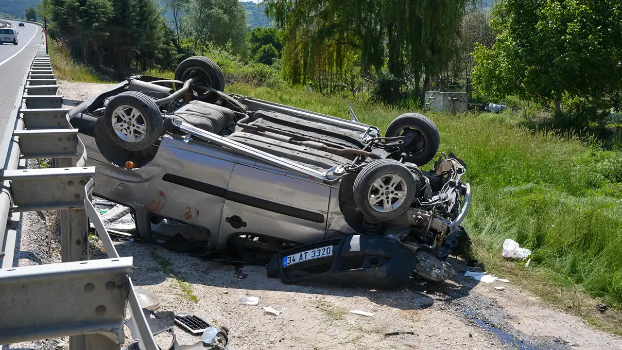 Banaz'da Ticari Araç Takla Attı: 5 Yaralı