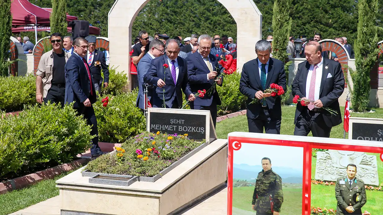 Uşak İl Protokolü Şehitliği Ziyaret Etti