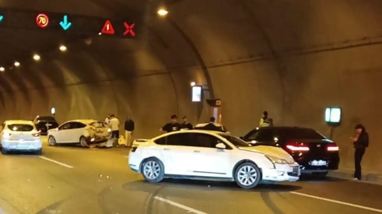 8 aracın karıştığı zincirleme trafik kazasında 7 kişi yaralandı