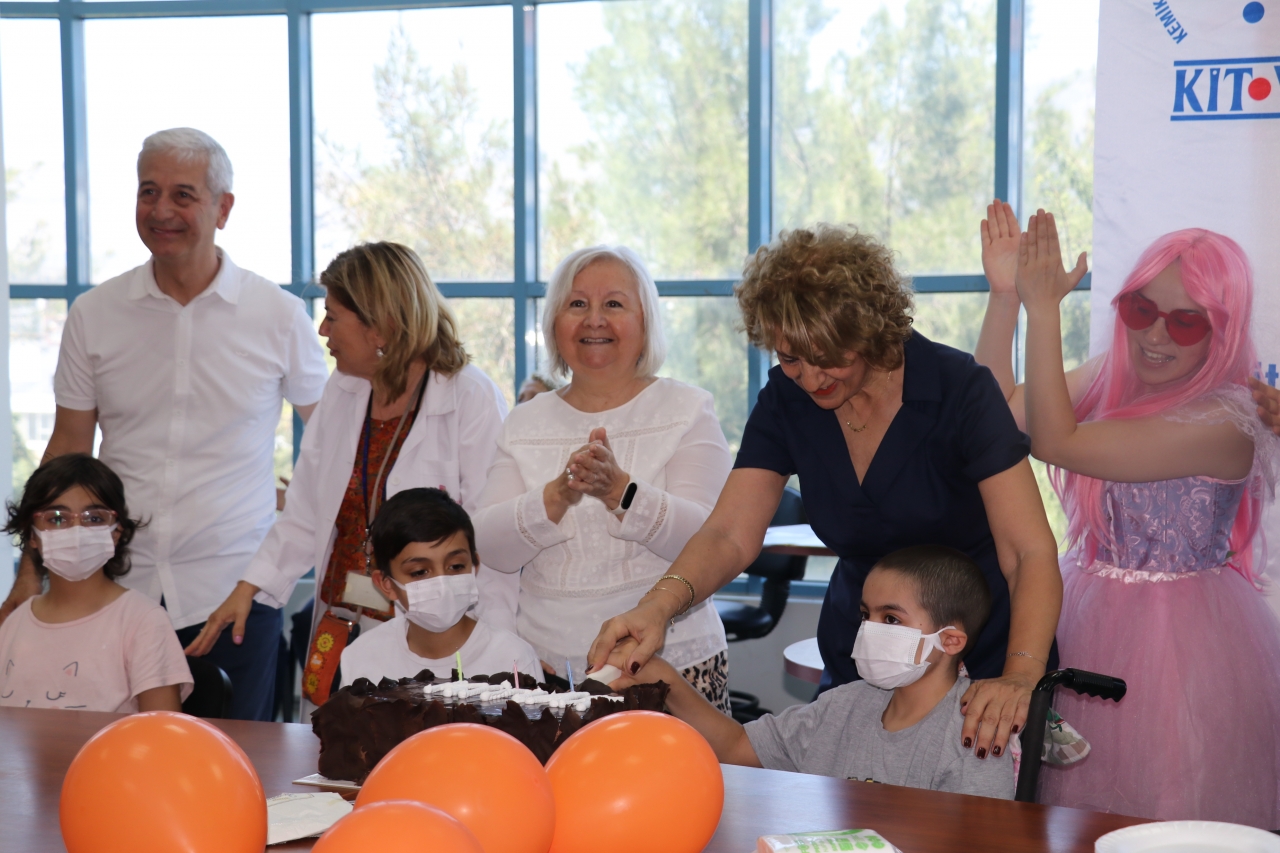İzmir'de kanser hastası çocuklar için bayram kutlaması