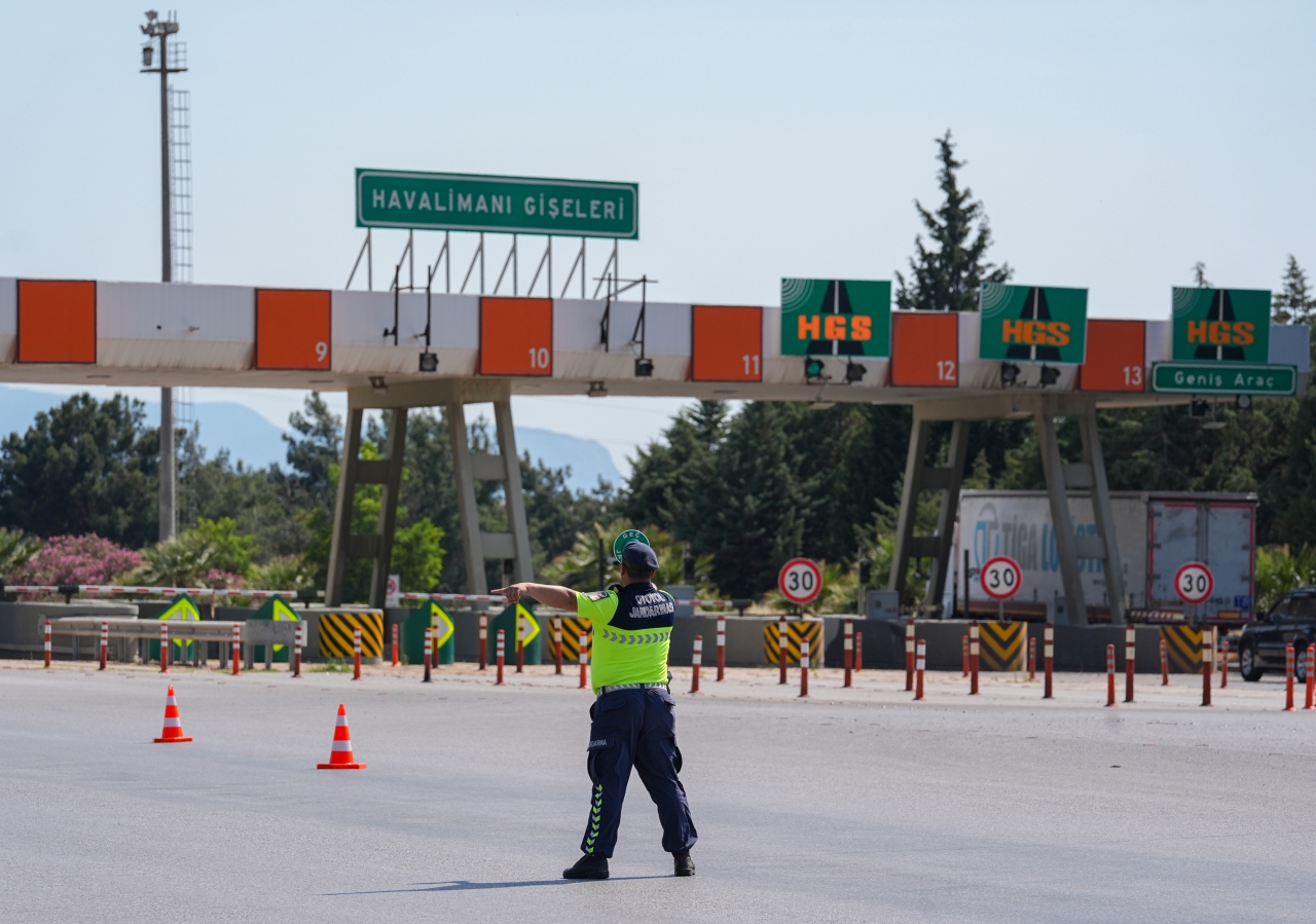 Otoyol jandarması yol güvenliği için bayram tatilinde de görev başında