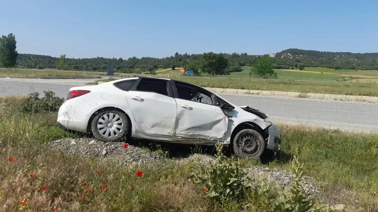 Sivaslı'da Otomobilin Devrilmesi Sonucu 4 Kişi Yaralandı