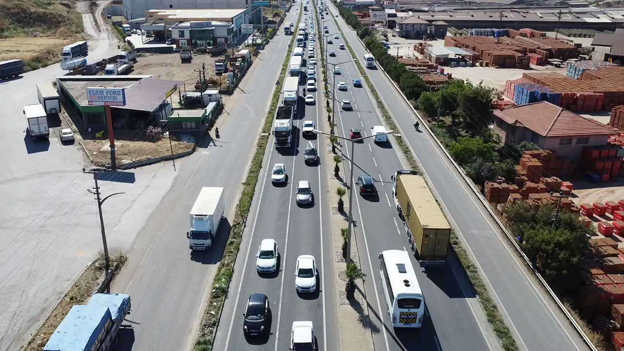 Afyonkarahisar'da çevre yollarında bayram hareketliliği yaşanıyor