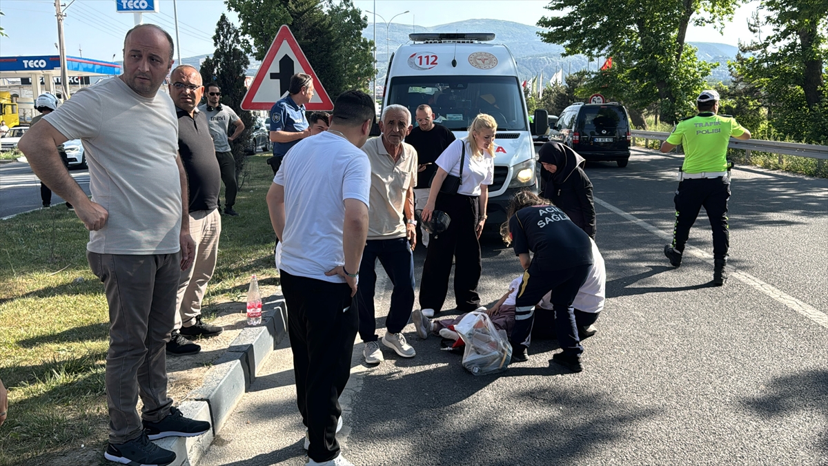 Yolun Karşısına Geçmek İsteyen İki Kız Kardeşe Araba Çarptı