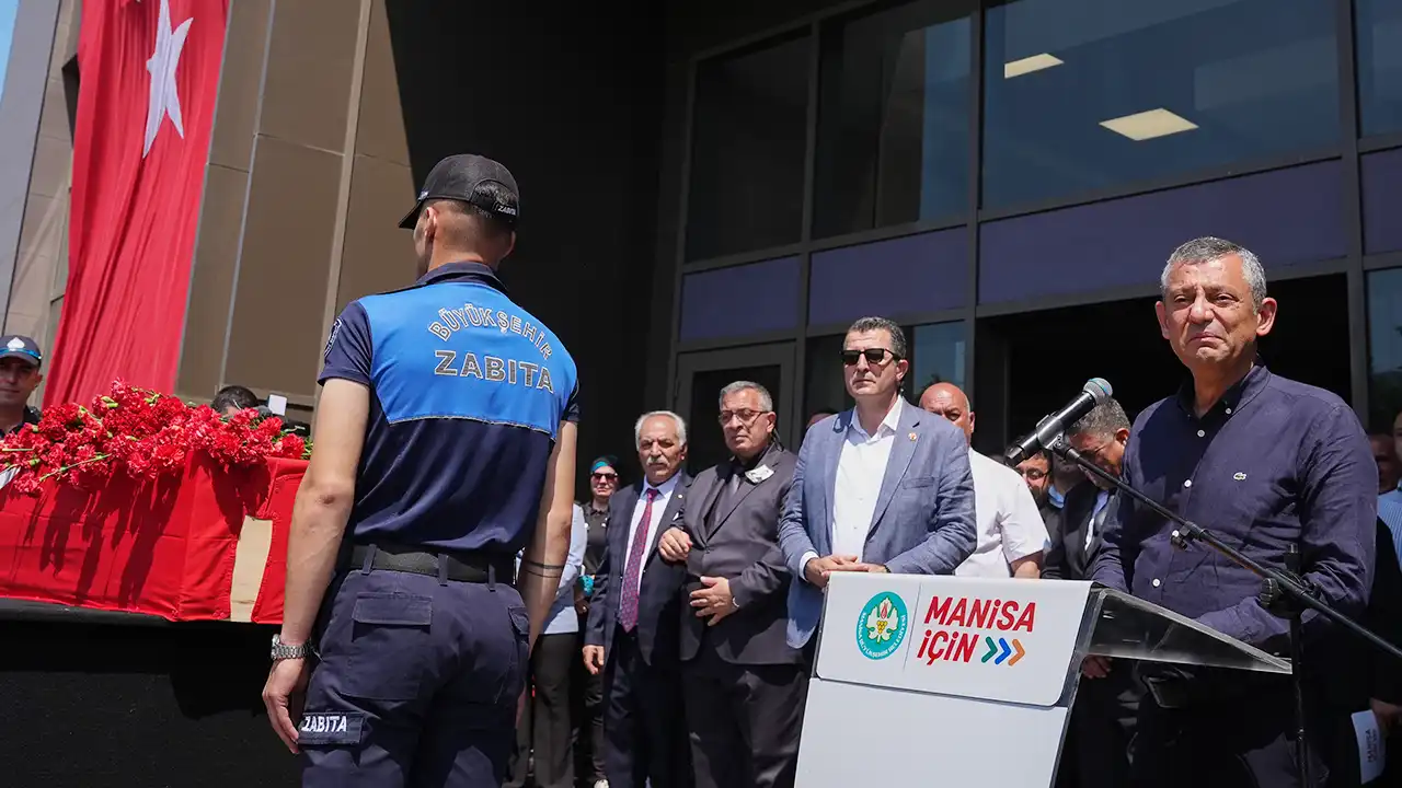 Ferdi Zeyrek İçin Belediye Binası Önünde Tören Düzenlendi