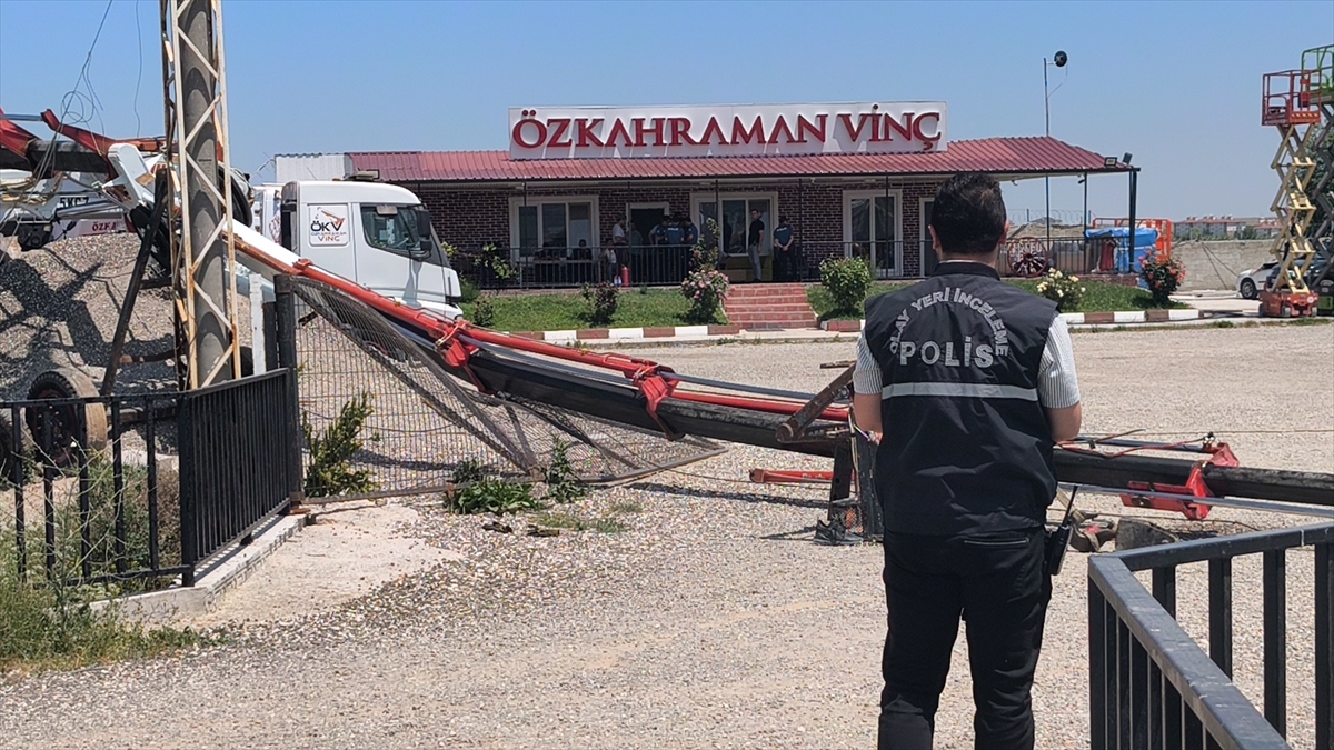 Kütahya'da devrilen vinçten düşen 2 kişi yaralandı