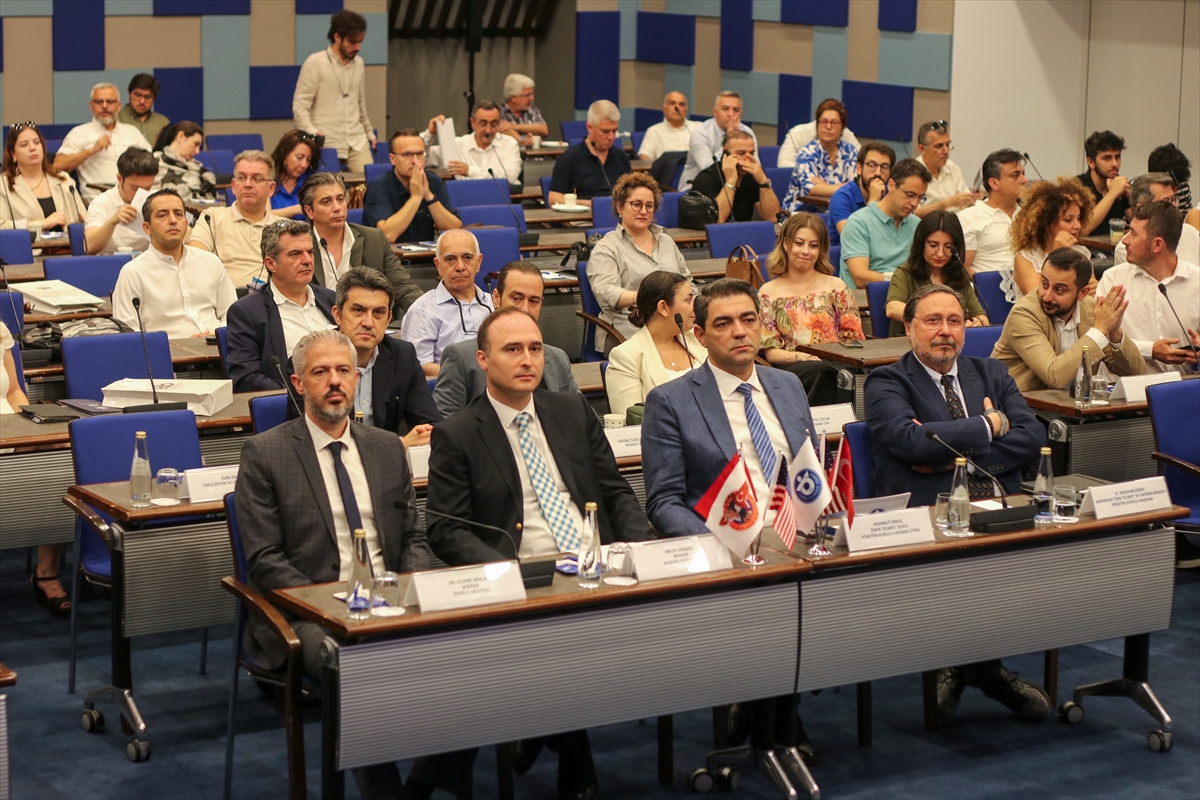 İzmir'de KOBİ'lere ABD pazarındaki ticari fırsatlar anlatıldı