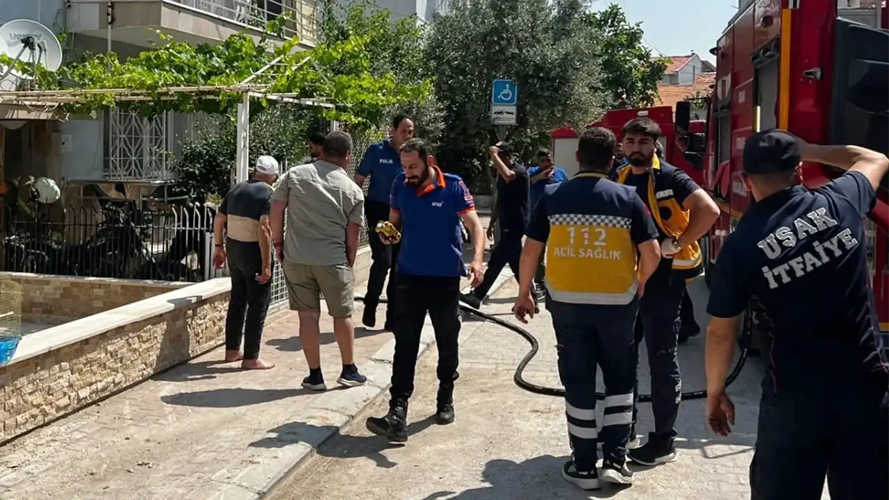 Uşak’ta 4 Katlı Binada Yangın! 3 Kişi Tahliye Edildi