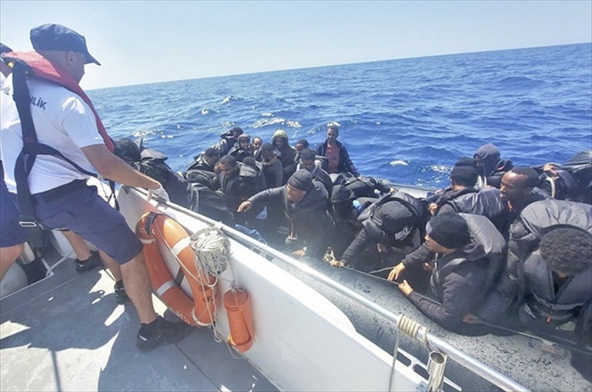 İzmir açıklarında sürüklenen lastik bottaki 47 düzensiz göçmen kurtarıldı