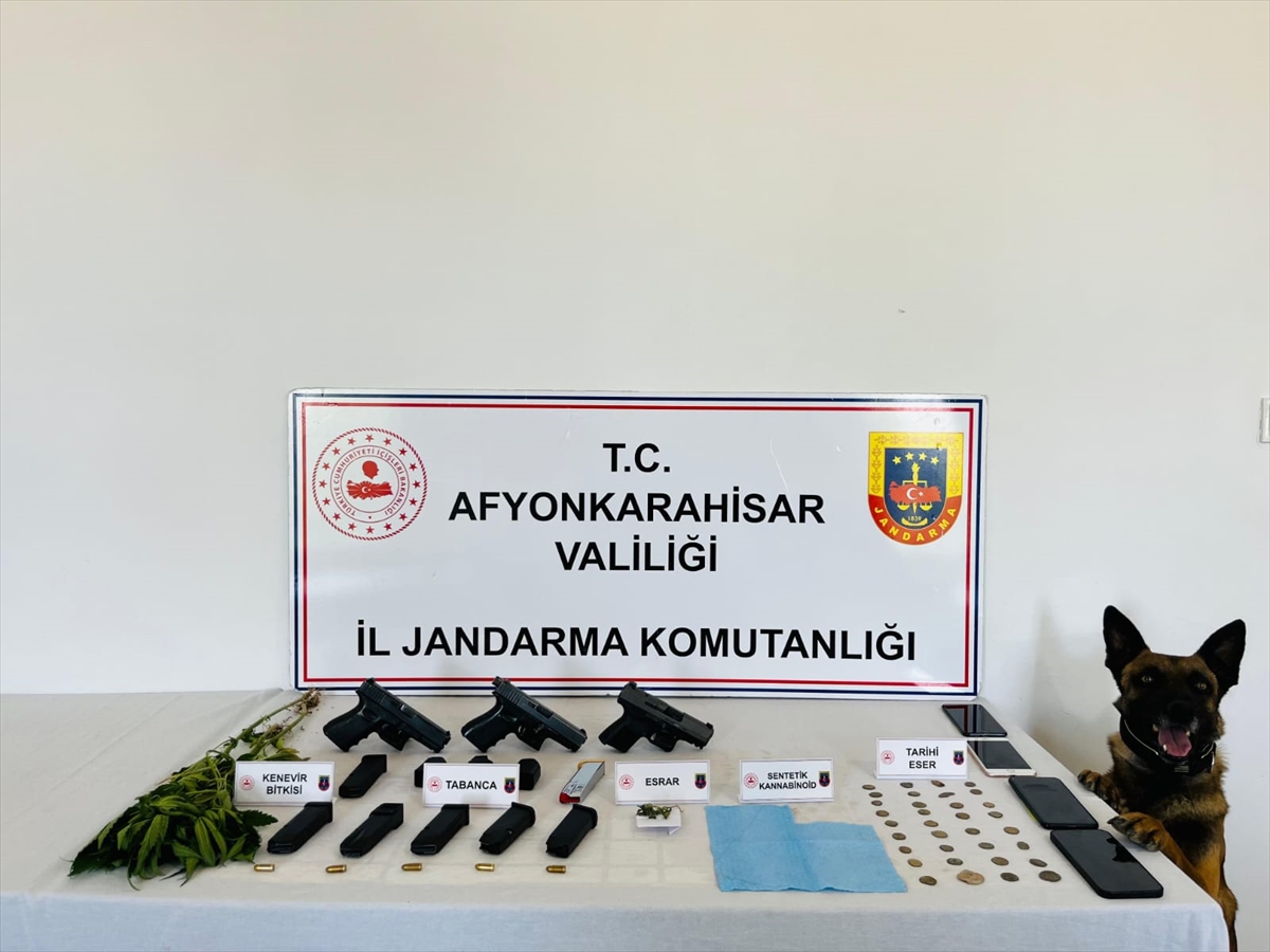 Afyonkarahisar'da uyuşturucu operasyonunda 4 zanlı yakalandı