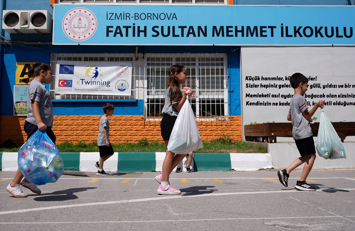 İzmir'de öğrenciler kantin alışverişlerini "atıklarla" yapabiliyor
