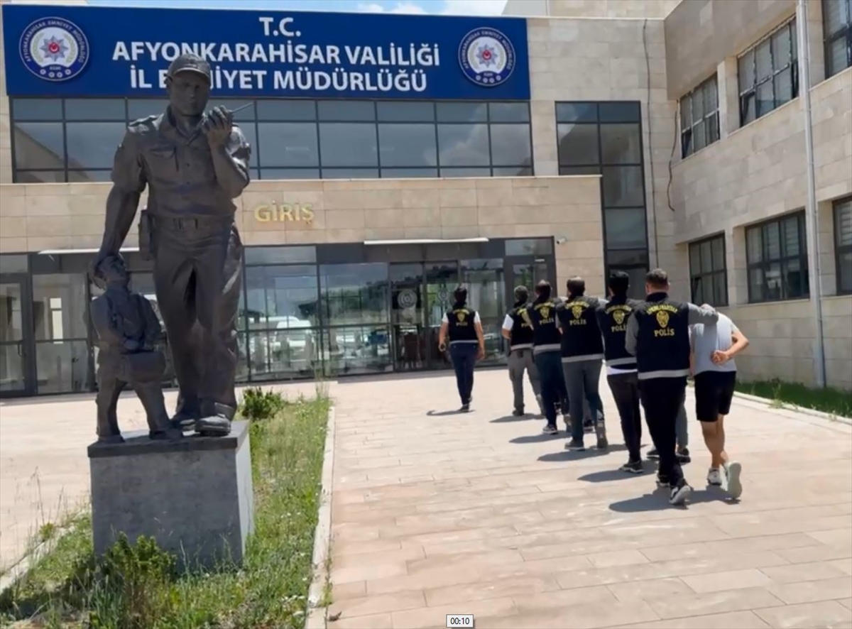 Afyonkarahisar'da kablo hırsızlığı yaptıkları iddiasıyla 5 zanlı tutuklandı