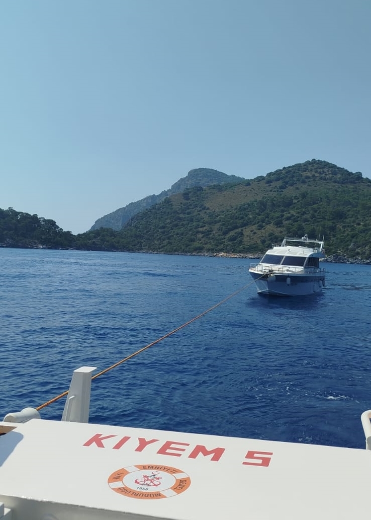 Fethiye açıklarında sürüklenen teknedeki 2 kişi kurtarıldı