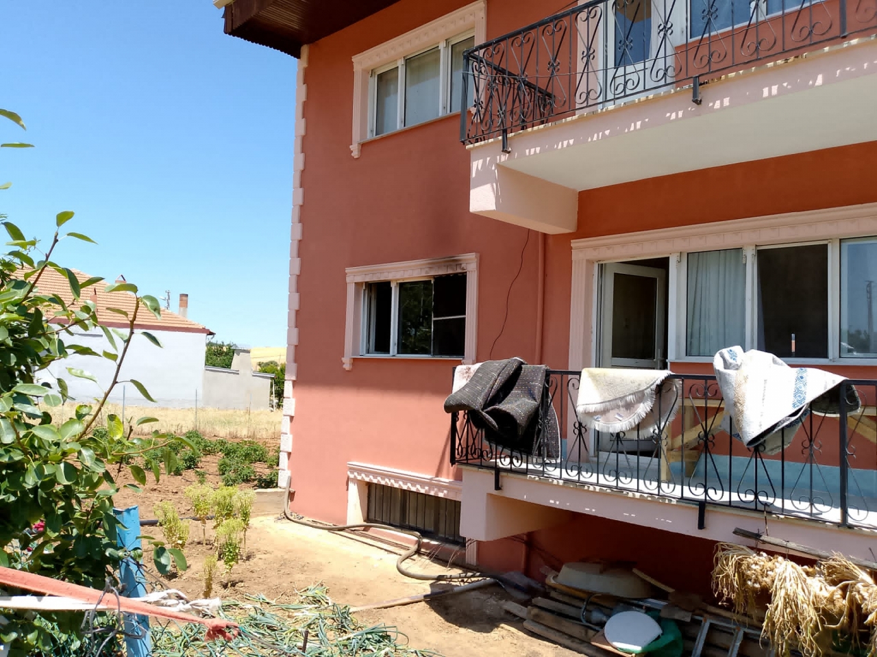 Uşak'ta evde çıkan yangında 3 kişi dumandan etkilendi