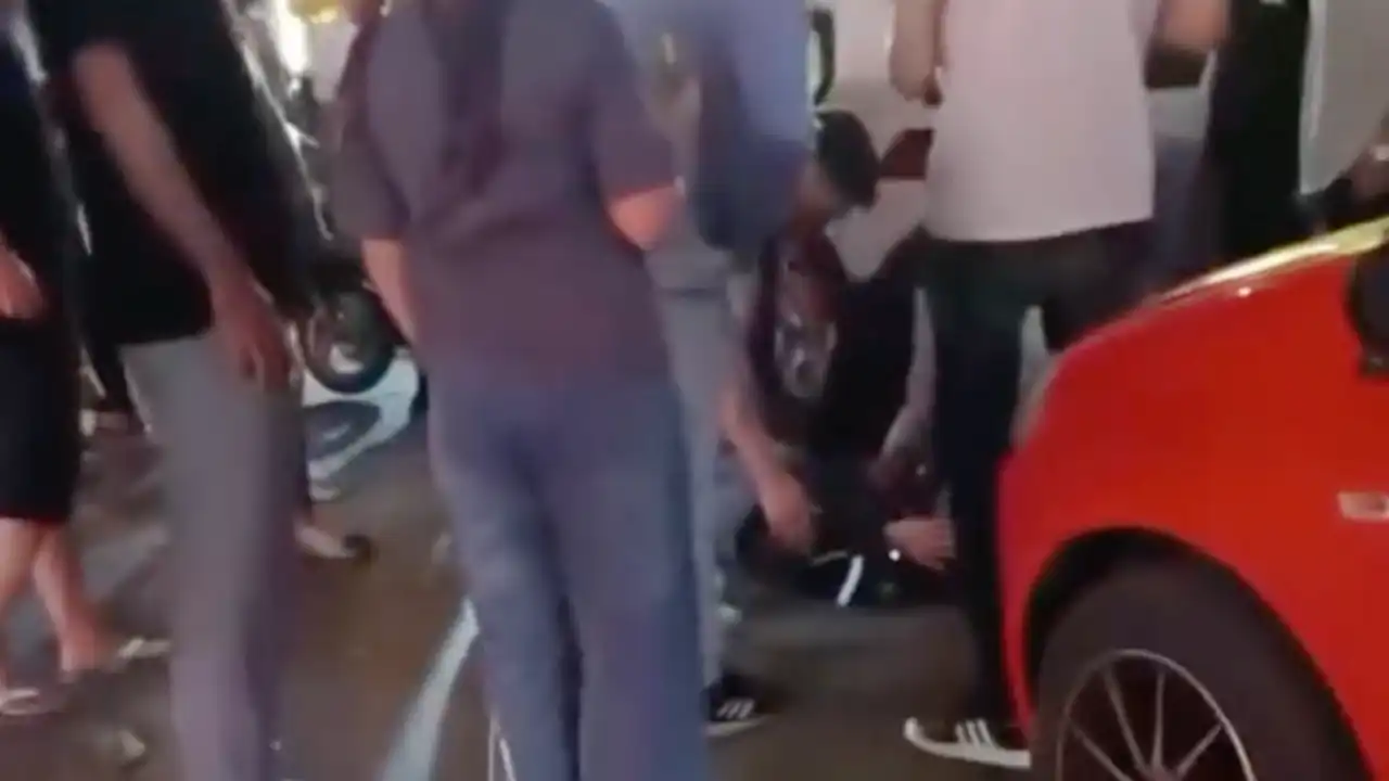 Küçük Çarşı'da Motosiklet İle Otomobil Çarpıştı: 2 Yaralı