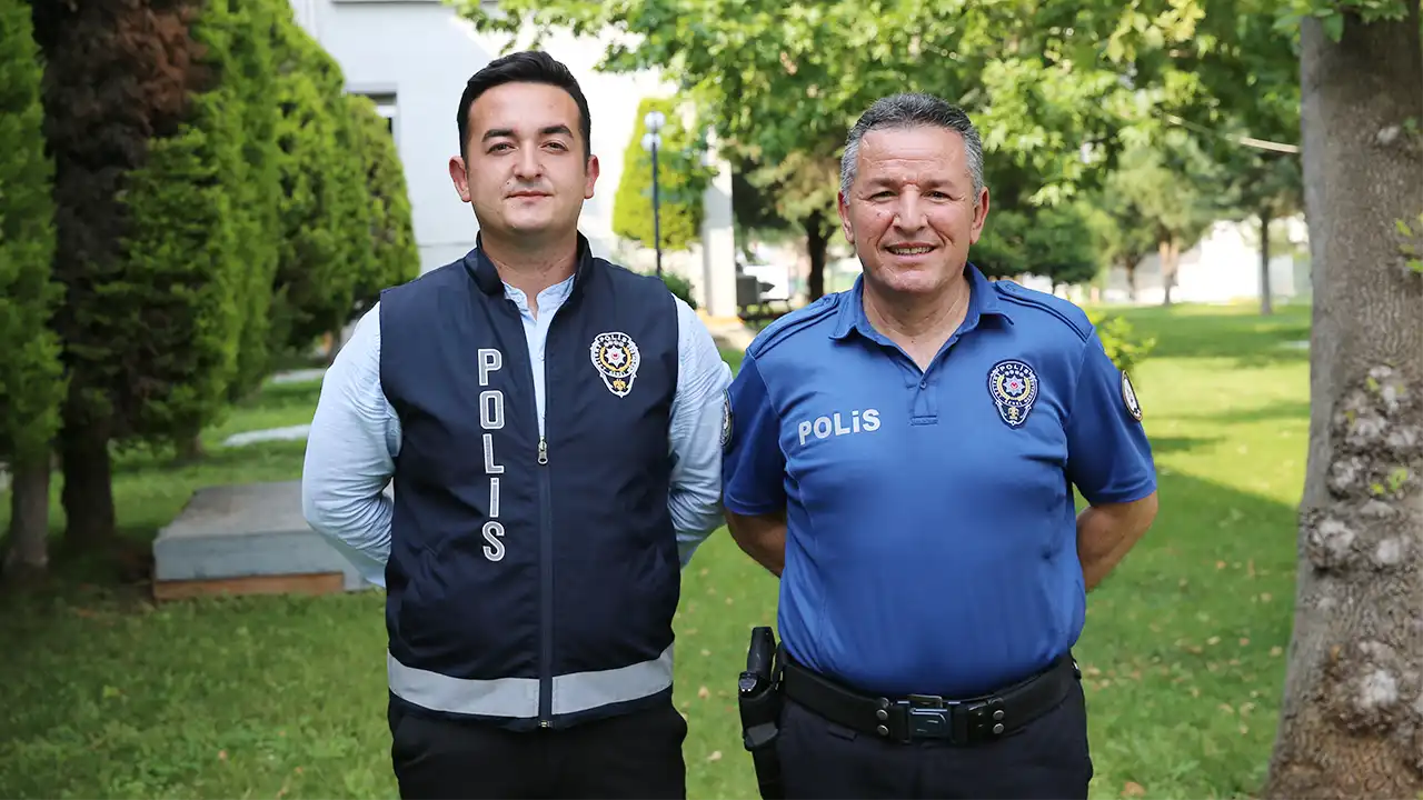 Polis baba, kendisini örnek alan oğluyla Denizli'nin huzuru için görev yapıyor