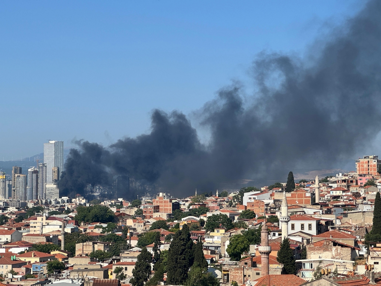 İzmir'de depoda çıkan yangına müdahale ediliyor