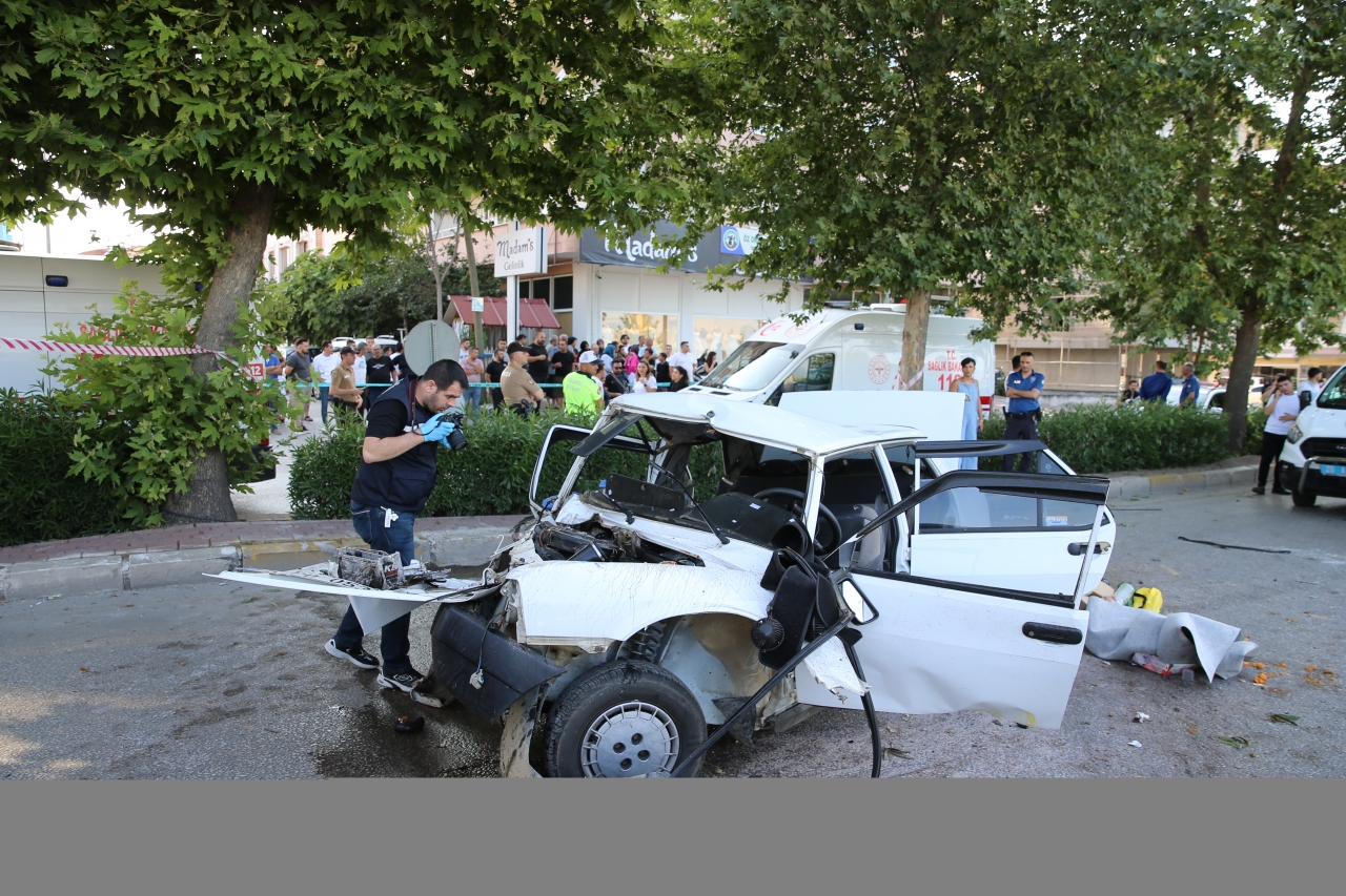 Denizli'de ağaca çarpan otomobildeki 1 kişi öldü, 4 kişi yaralandı