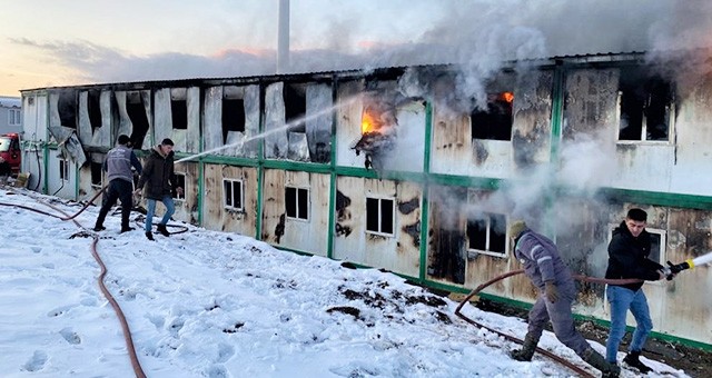 Uşak'ta prefabrik yatakhanede çıkan yangın söndürüldü