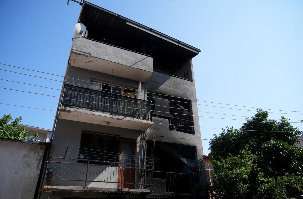 İzmir'de apartman dairesinde çıkan yangın söndürüldü