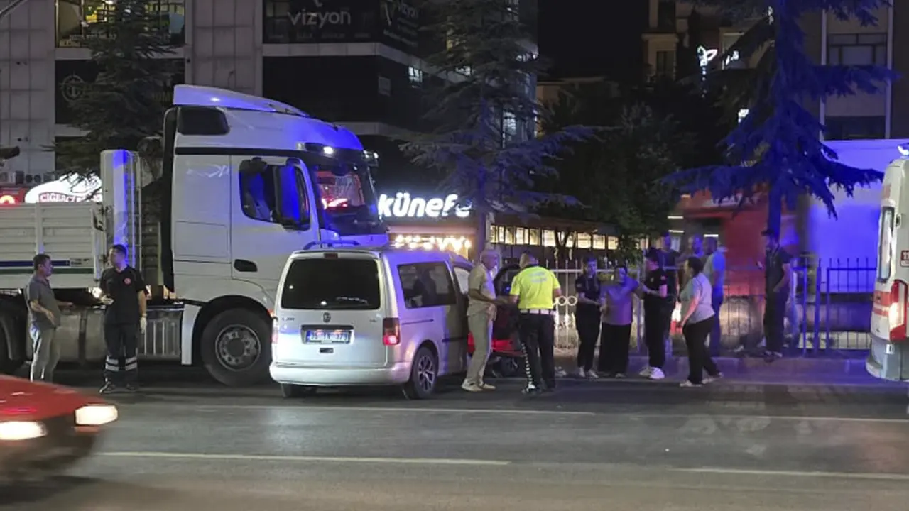 Uşak’ta TIR Otomobili 50 Metre Sürükledi