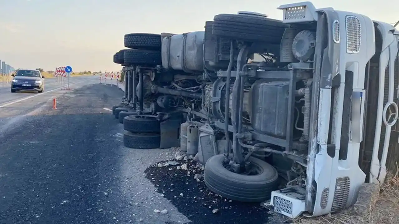 Refüje Çarpan Tırın Sürücüsü Öldü