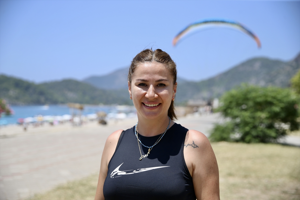Hobisini mesleğe dönüştüren kadın, adrenalin tutkunlarını gökyüzüyle buluşturuyor