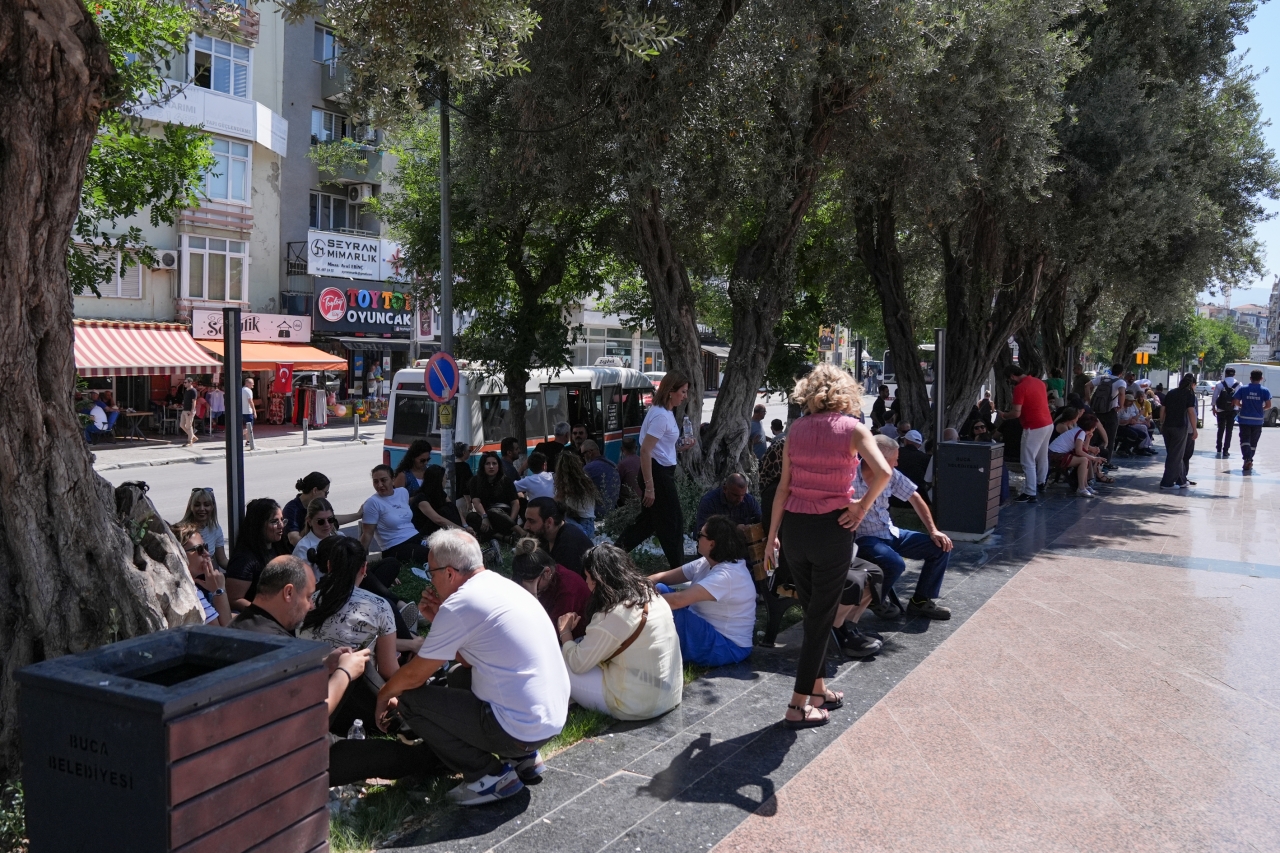 İzmir'de iki belediyede işçiler iş bıraktı