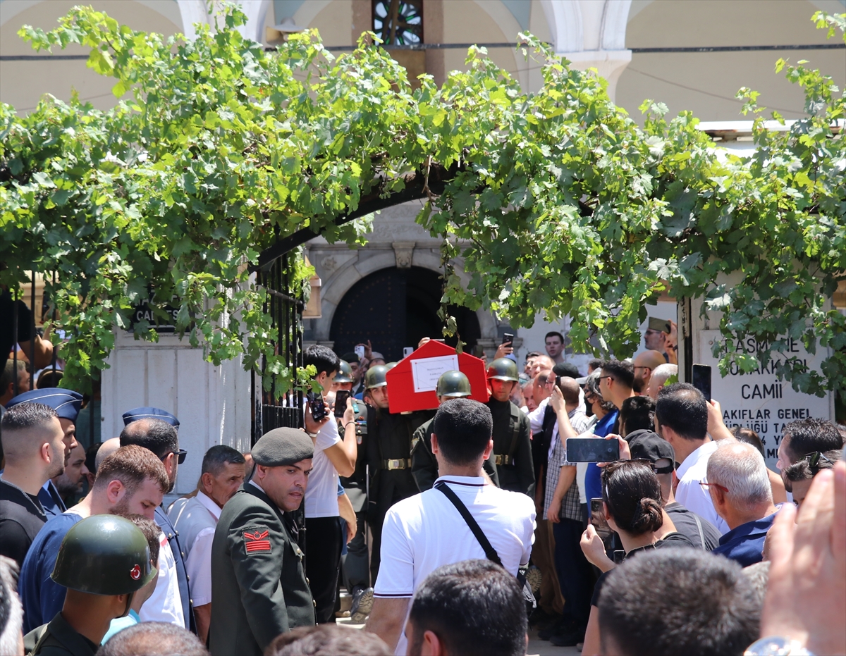 Kalp krizi sonucu yaşamını yitiren askerin cenazesi İzmir'de defnedildi