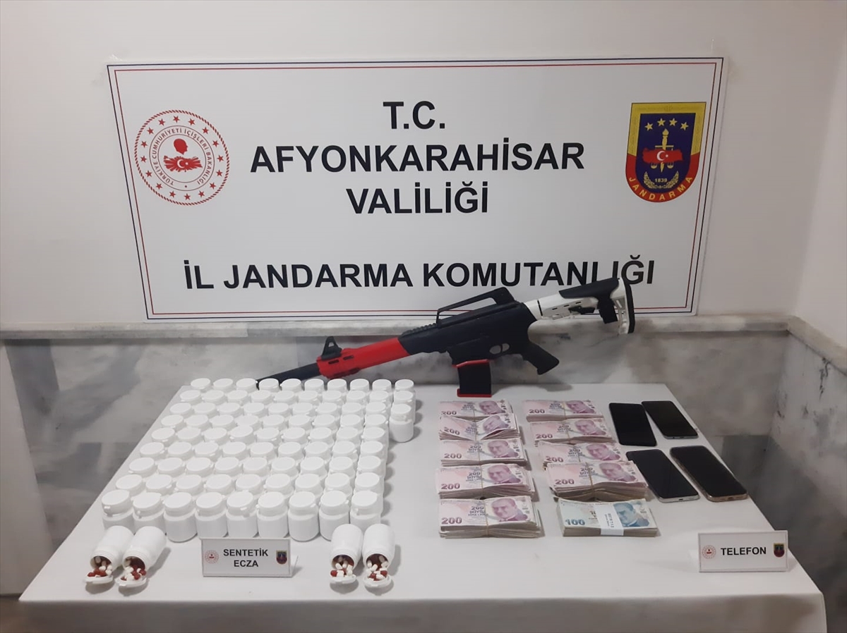 Afyonkarahisar'da uyuşturucu operasyonunda 3 şüpheli yakalandı
