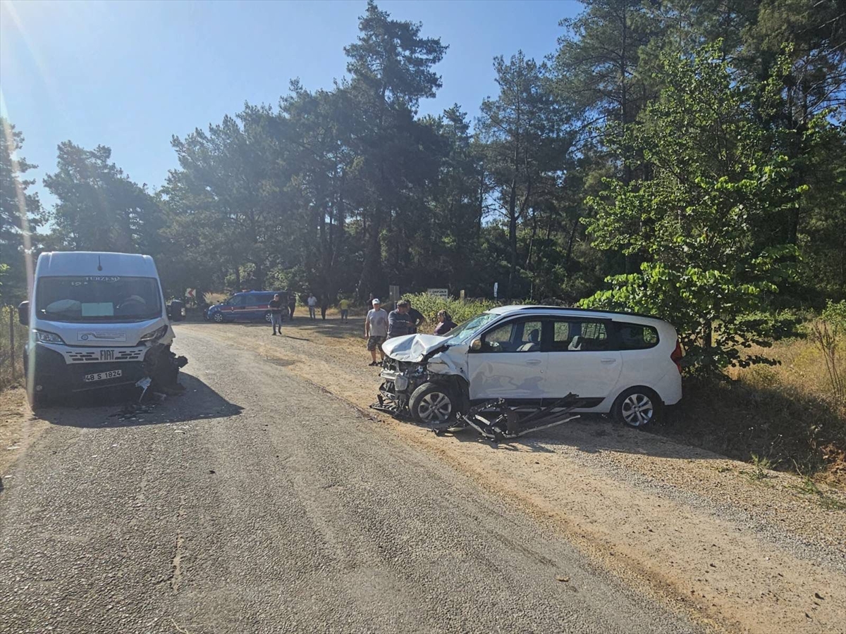 Muğla'da servis minibüsü ile otomobilin çarpıştığı kazada 9 kişi yaralandı