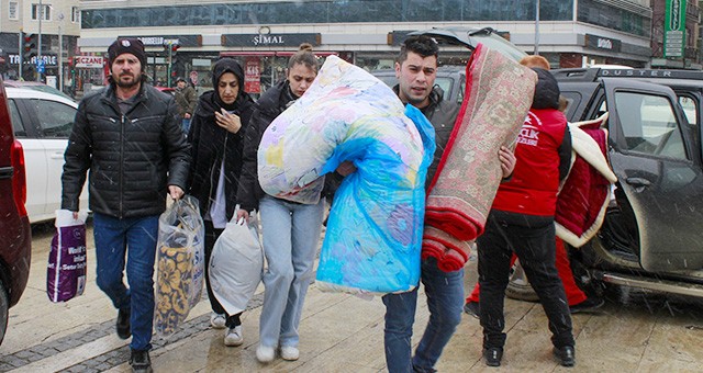 UŞAK'TA DEPREM BÖLGESİ İÇİN YARDIM SEFERBERLİĞİ