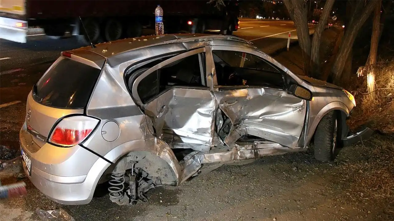 Refüje Çarpan Otomobildeki 4 Kişi Yaralandı