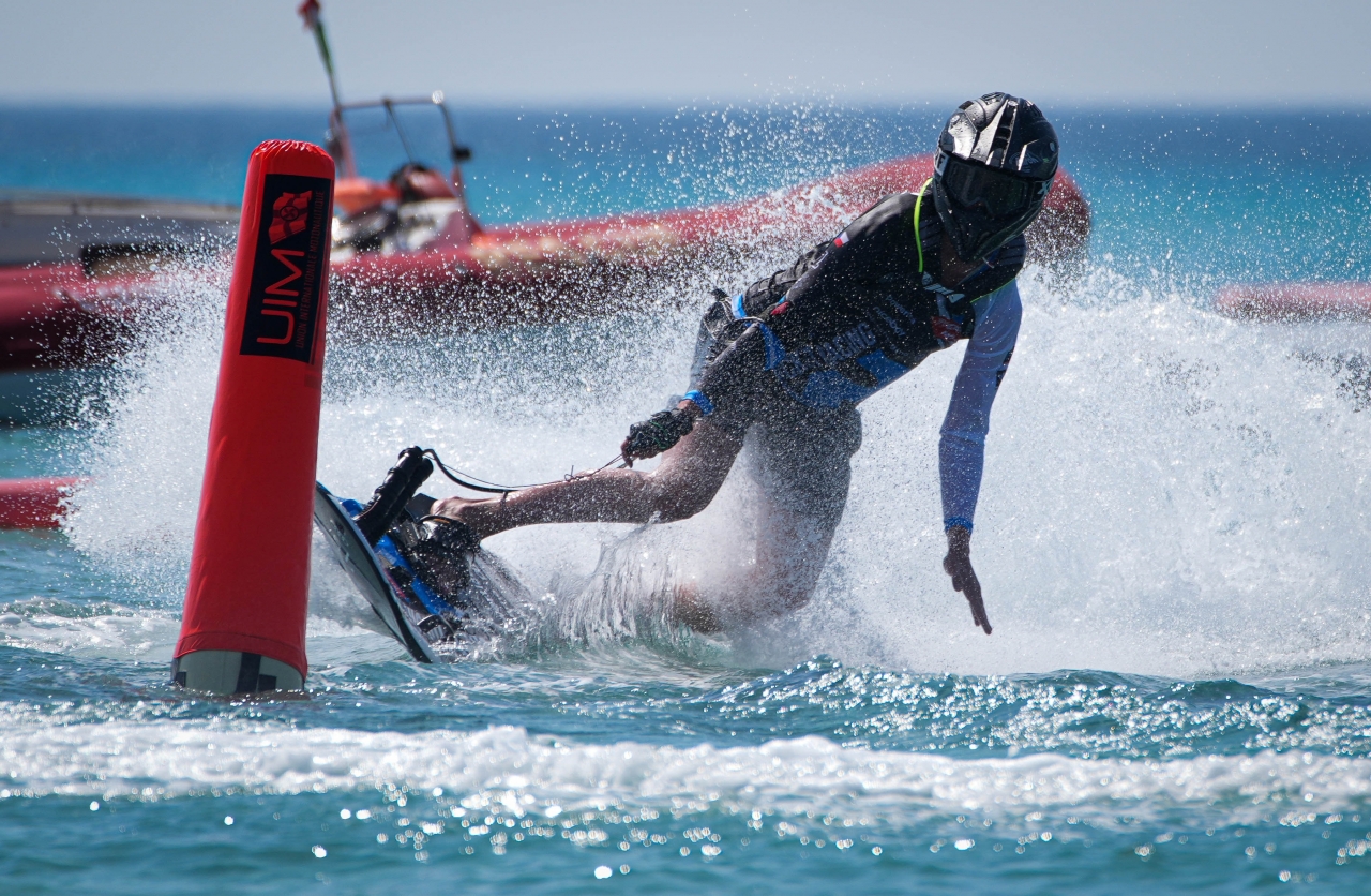 Çeşme, 16 ülkeden 80 sporcunun yarışacağı Dünya Motosurf Şampiyonası'na hazır