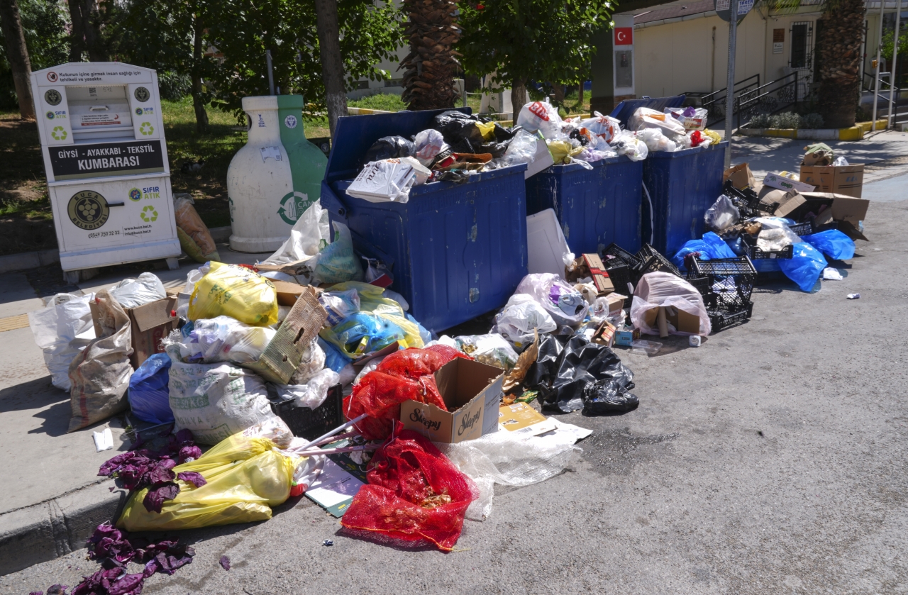 İzmir'de düzenli maaş alamayan belediye işçilerinin iş bırakma eylemi sürüyor