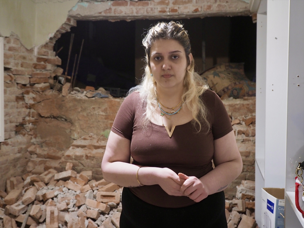 İzmir'de tünel inşaatı nedeniyle evin duvarı yıkıldı