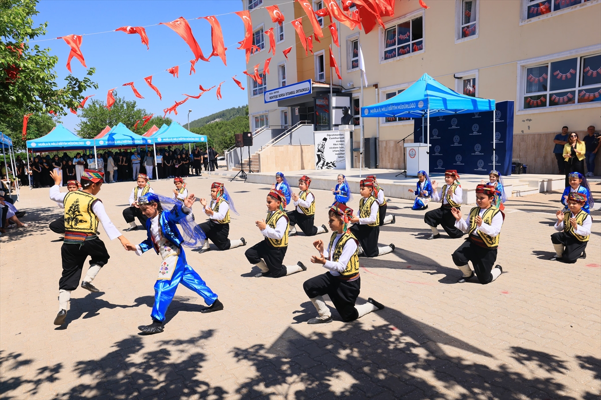 Antalya, Muğla, Isparta ve Burdur'da öğrenciler karnelerini aldı